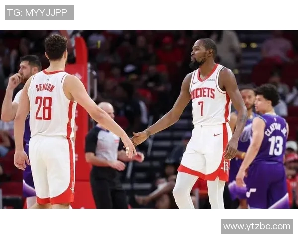 火箭队与雷霆队激战第三场赛场精彩瞬间与球员表现全解析 火箭队与雷霆队激战第三场赛场精彩瞬间与球员表现全解析