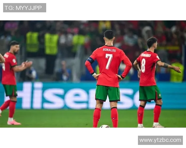 欧冠赛场惊现奇葩瞬间球迷冲入抢夺C罗球衣引发热议 欧冠赛场惊现奇葩瞬间球迷冲入抢夺C罗球衣引发热议