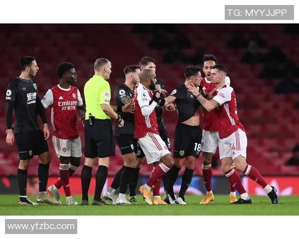 利物浦与贺芬咸激战正酣比分悬念引人关注