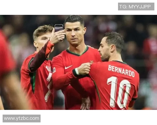 球迷疯狂冲入场内成功抢走C罗球衣引发热议与争议